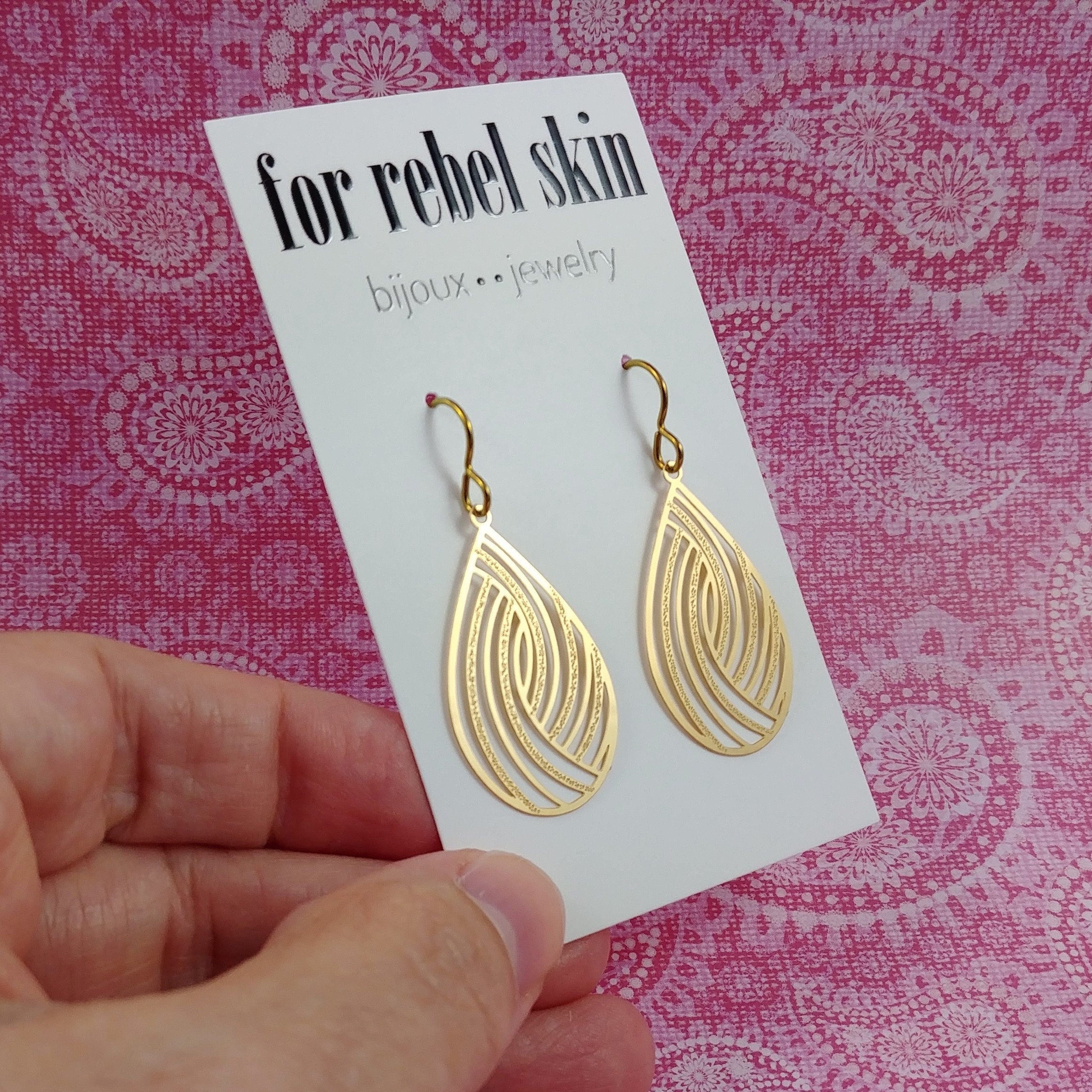 Gold teardrop dangle niobium earrings - Hypoallergenic filigree oval earrings